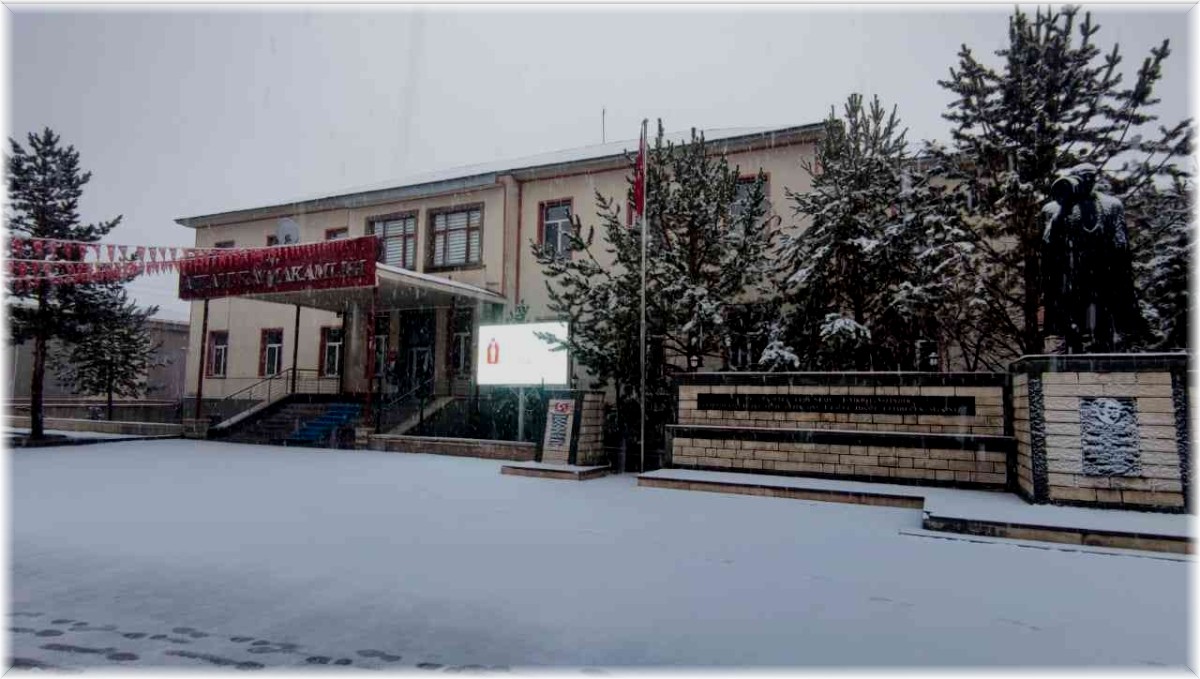 Aşkale güne kar yağışı ile başladı