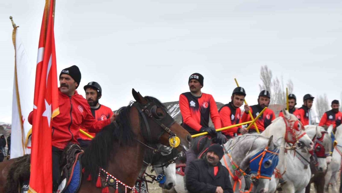 Aşkale'nin kurtuluş bayramında cirit coşkusu