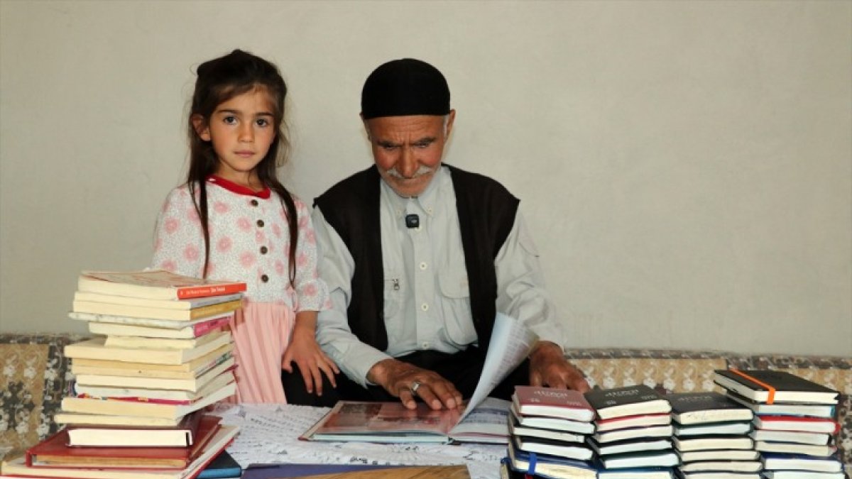 Askerde okuma yazma öğrenen Ali dede, 60 yıldır şiir yazıp günlük tutuyor