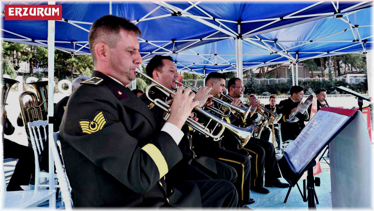 Askeri bando coşturdu