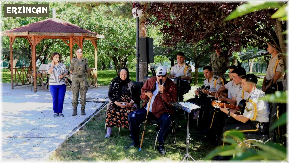 Askeri bando takımı, huzurevi sakinleri için çaldı