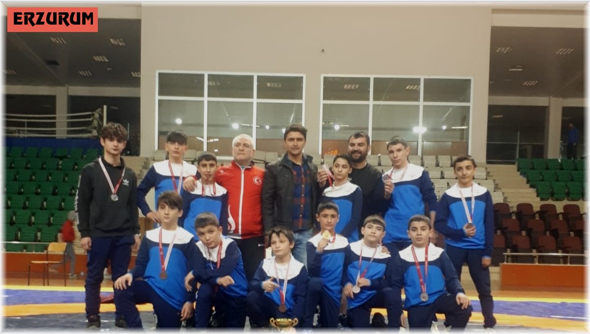 ASP güreşçileri madalyaları topladı