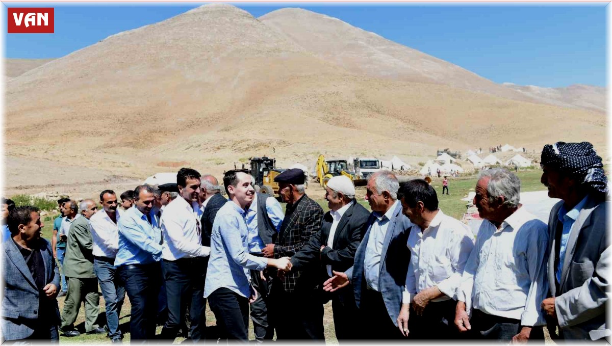 At sırtında 8 saat zorlu yolculuk yapan yaylacıların yol sevinci