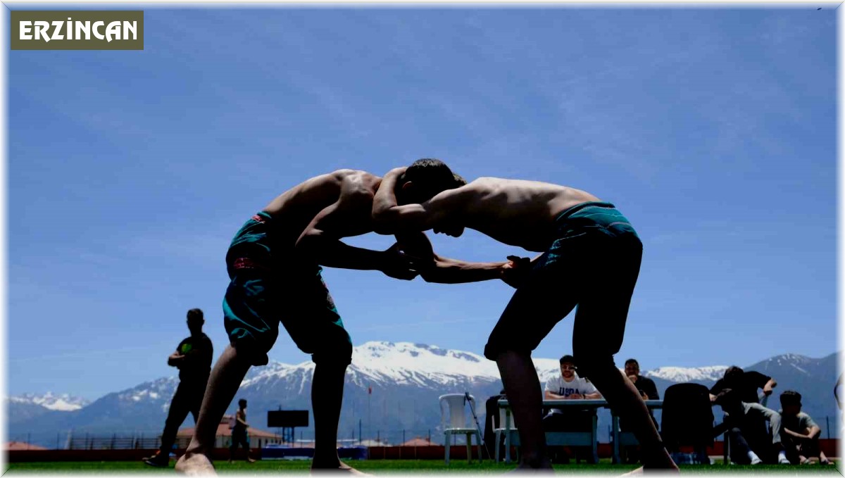 Ata sporunda genç pehlivanlar er meydanına çıktı