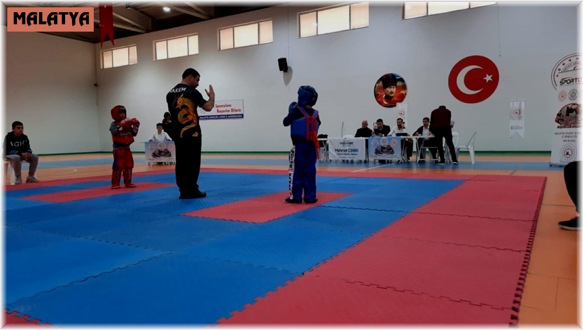 Ataları için yumruklarını vurdular