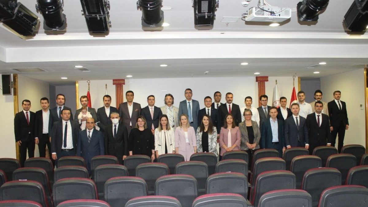 Ataması gerçekleşen hakim ve savcılara plaket