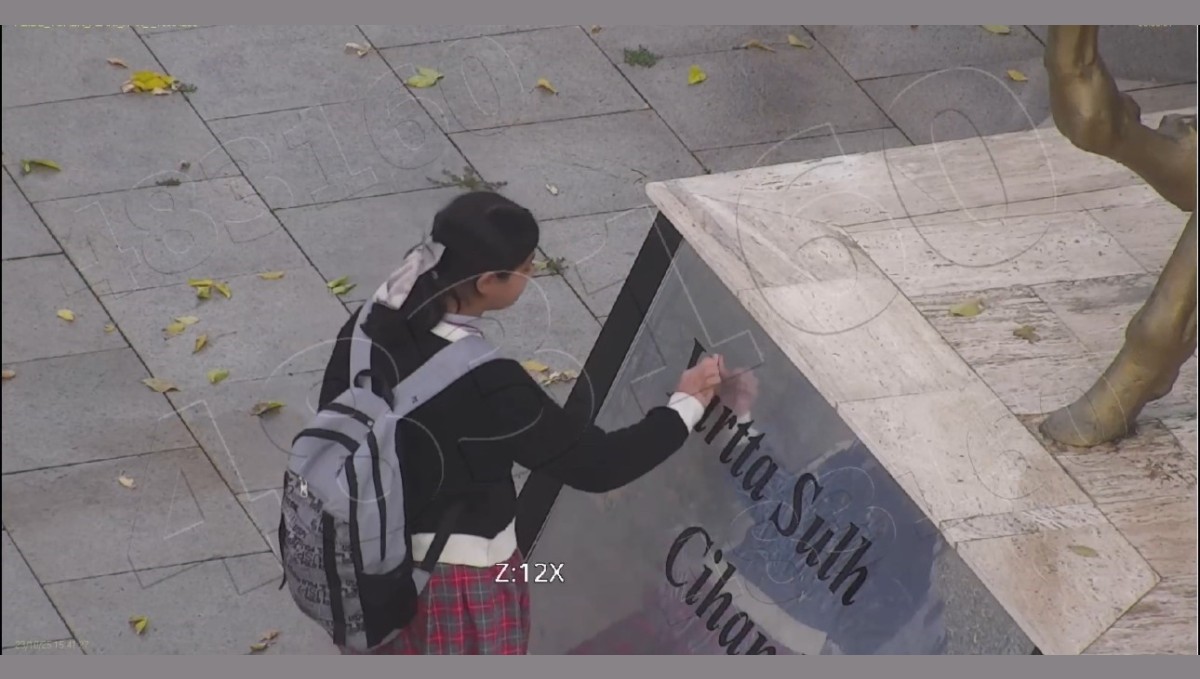 Atatürk büstünü temizleyen minik Asmin'in