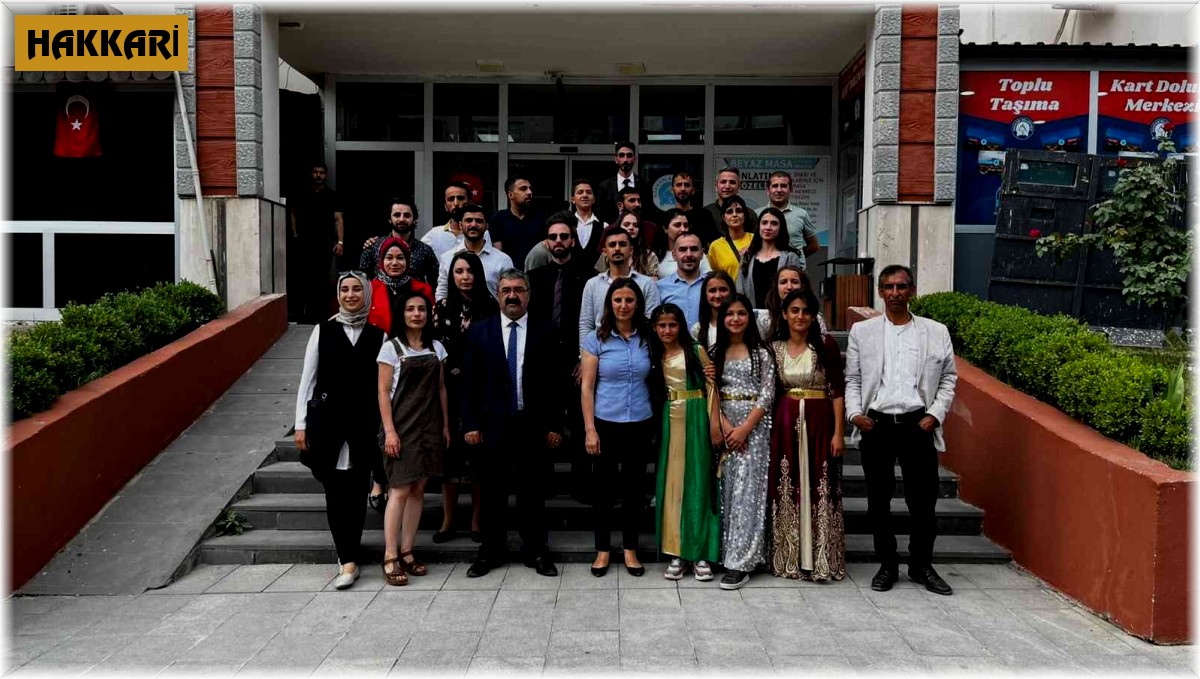 Atatürk Ortaokulu'nun resim sergisi büyük ilgi gördü