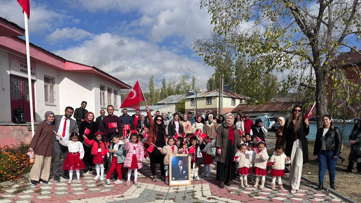 Atatürk Posterli Kıyafetlerle Yürüdüler: Eleşkirt'te Miniklerin 29 Ekim Coşkusu