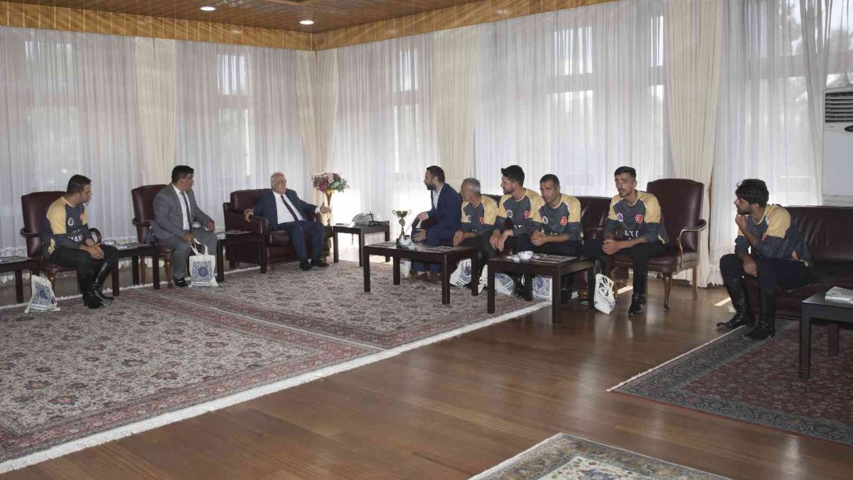 Atatürk Üniversitesi atlı spor kulübünden Rektör Çomaklı'ya ziyaret