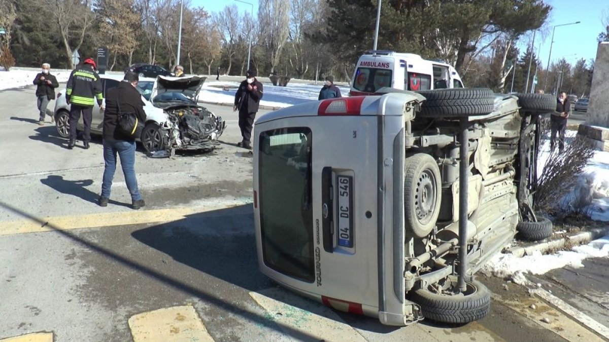 Atatürk Üniversitesi kampüsü içerisinde trafik kazası: 3 yaralı
