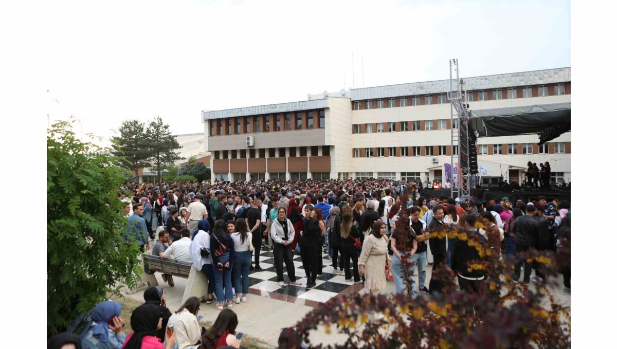Atatürk Üniversitesi'nde bahar şenliği büyük bir coşkuyla tamamlandı