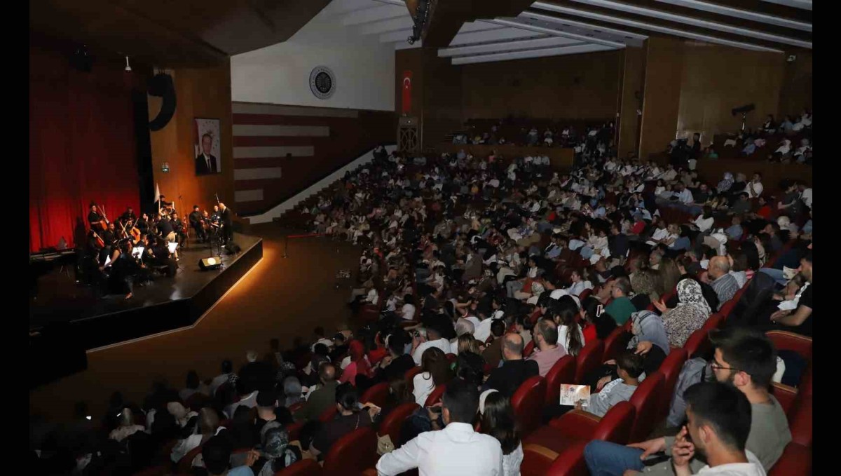 Atatürk Üniversitesi oda orkestrası ilk konseriyle sanatseverleri büyüledi
