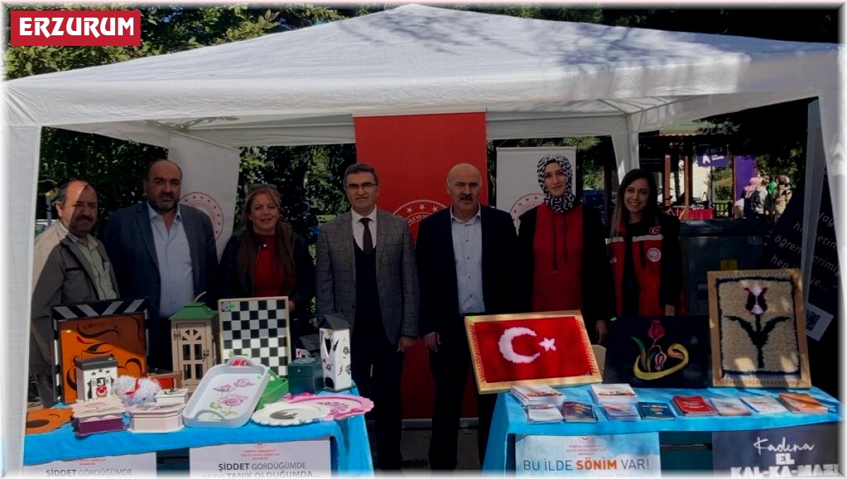 Atatürk Üniversitesi öğrencilerine sosyal hizmet farkındalığı standı