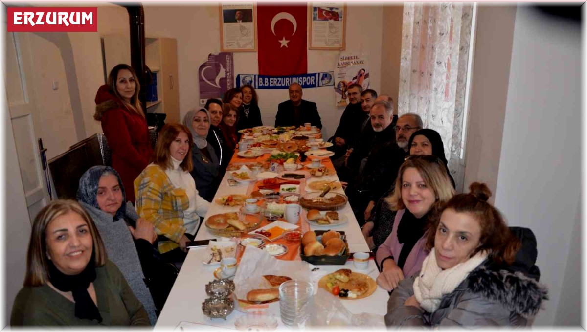 Atatürk Üniversitesi Rektörü Prof Dr Çomaklı, Türk Anneler Derneği üyeleriyle bir araya geldi