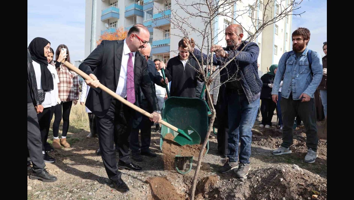 Atatürk Üniversitesinden millî ağaçlandırma gününe destek