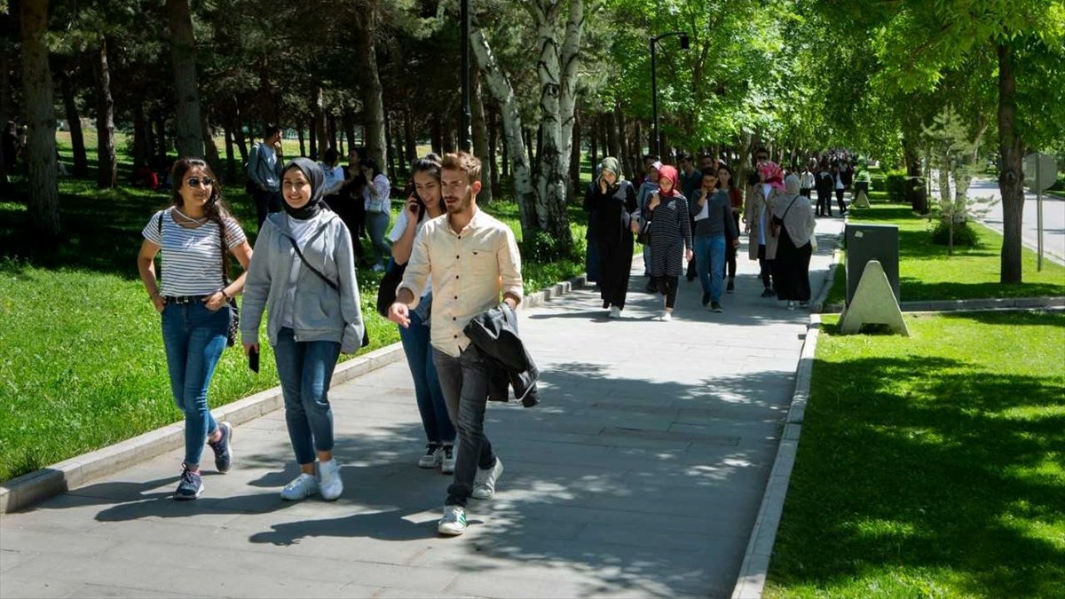 Atatürk Üniversitesine kayıt yaptıran 10 bin öğrenci yaz okuluna başladı