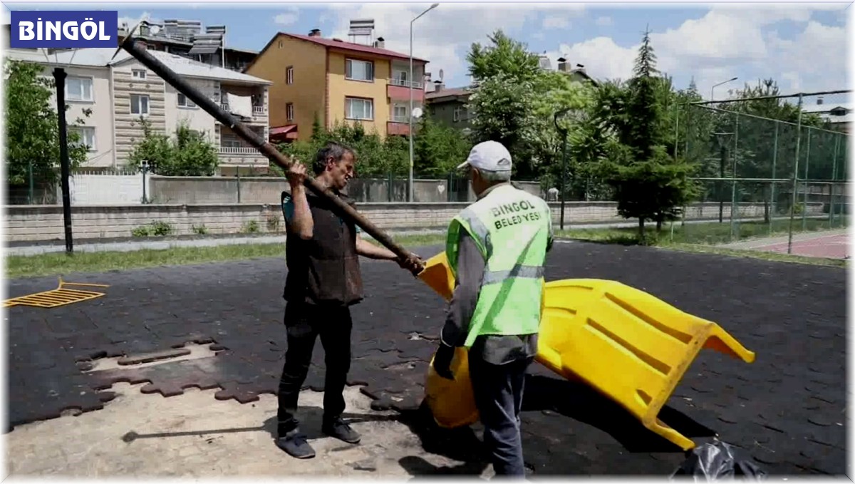 Ateşe verilmişti, belediye ekipleri çocuk parkını yeniledi