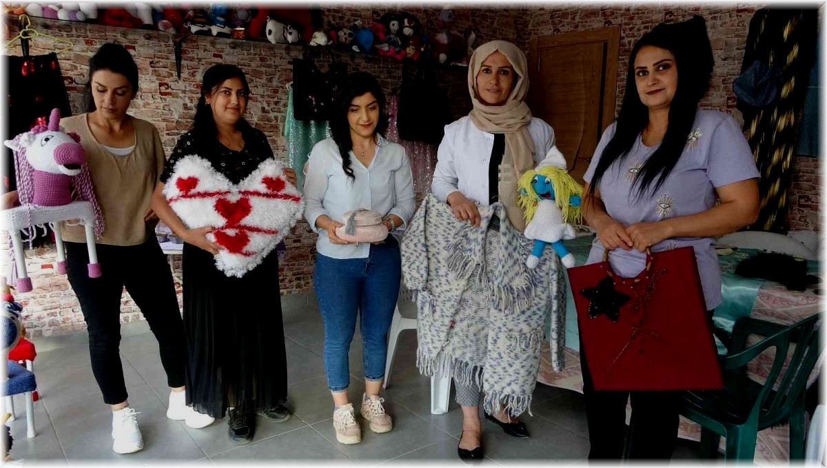 Atık malzemelerden hem ürün üretiyor hem de aile bütçesine destek oluyor