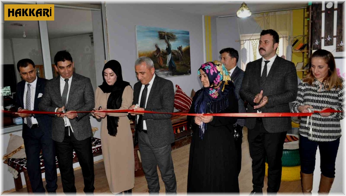 Atık malzemelerden oluşturulan kütüphane açıldı