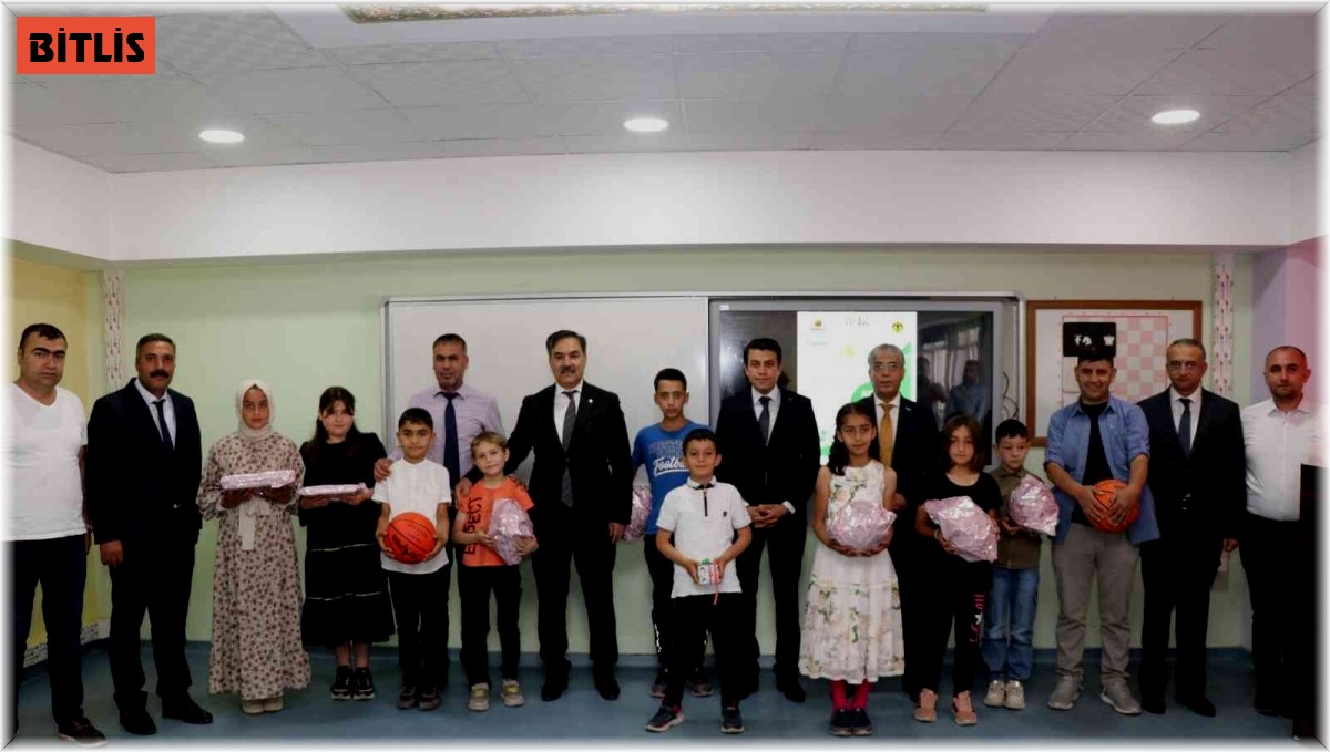 Atık malzemeleri geri dönüşüme kazandıran öğrencilere ödülleri verildi