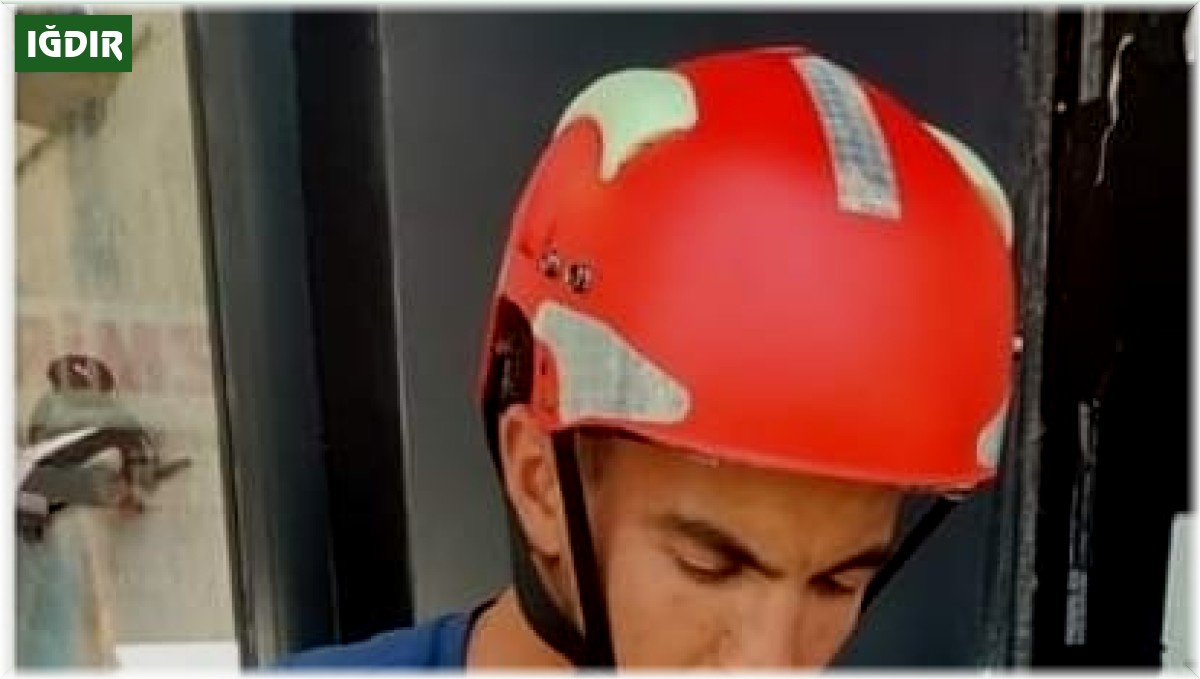 Atık su borusuna sıkışan kedi kurtarıldı