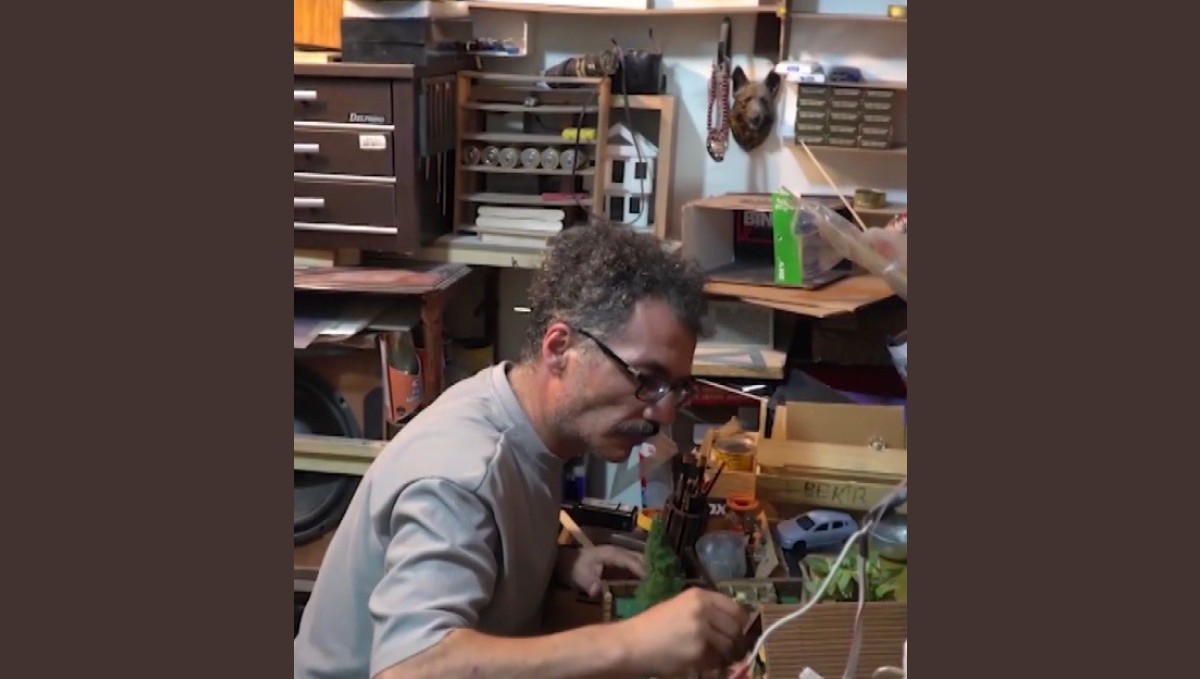 Atık tahtaları maketten eserlere dönüştürüyor