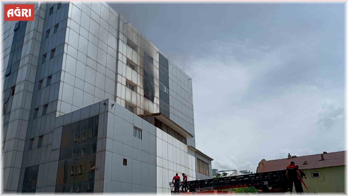 Atıl durumda bulunan hastanede yangın