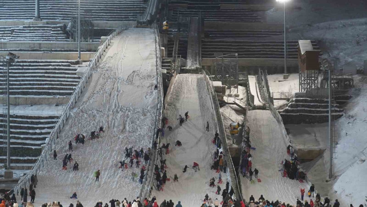 Atlama kuleleri pistinde kızak keyfi