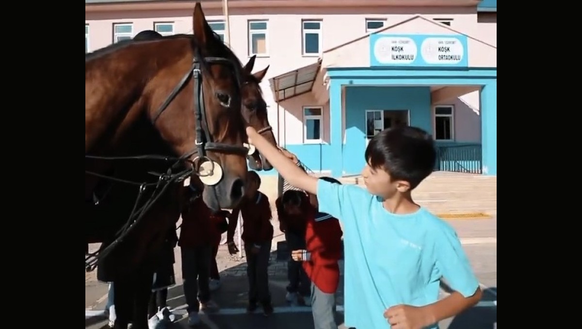 Atlı Jandarma timleri okul çevresinde devriye yaptı