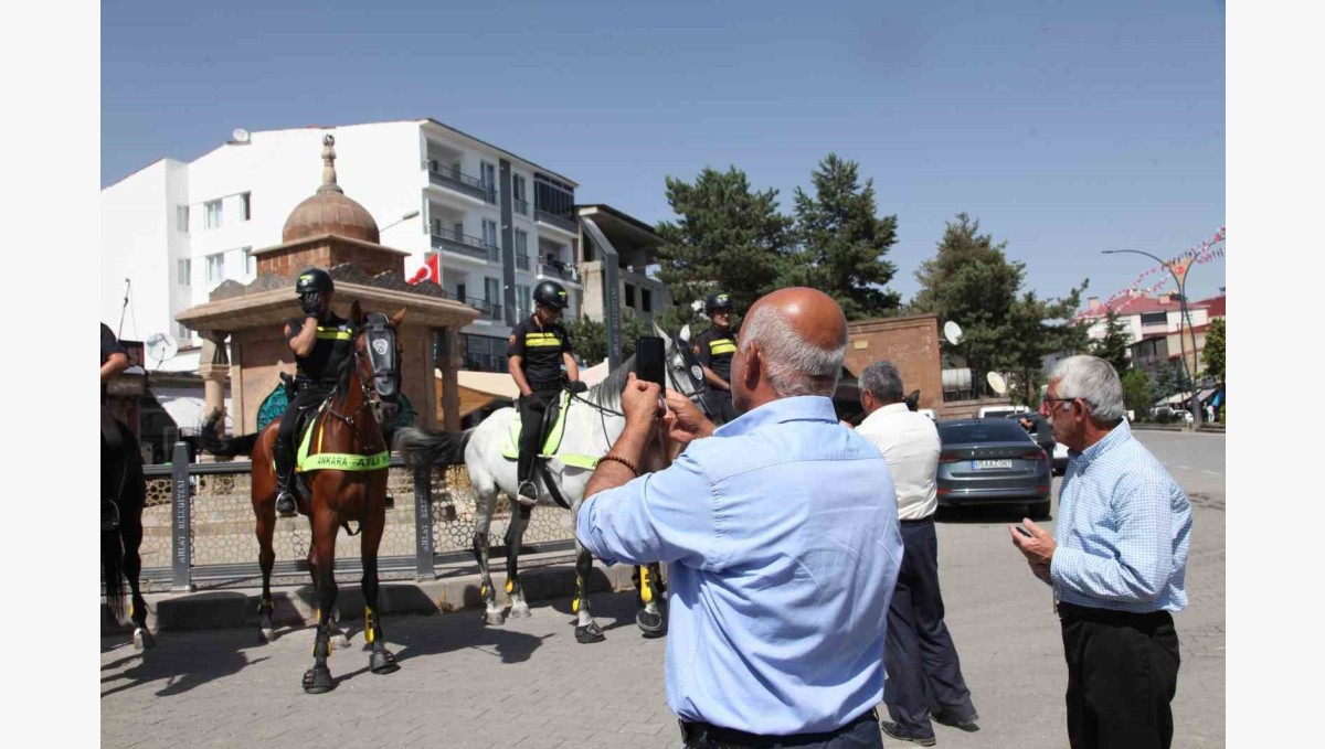 Atlı polisler tarihi ilçe Ahlat'ın caddelerinde