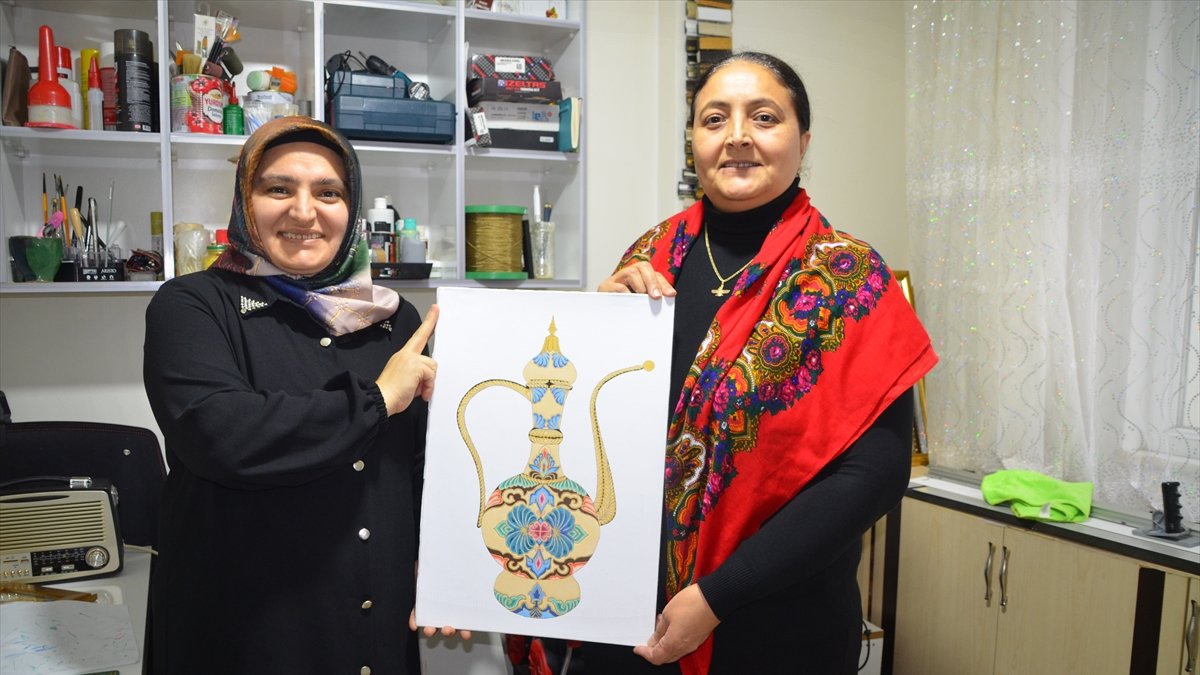 Atölyeye çevirdiği evinin odasında çeşitli ürünler tasarlıyor