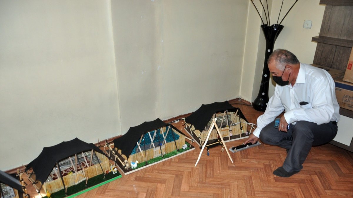 Atölyeye çevirdiği evinin üst katında yaptığı kıl çadırlarla zamana meydan okuyor