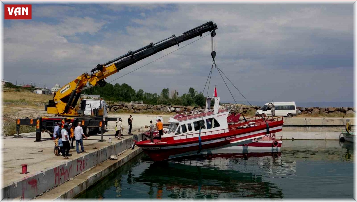 Av sezonu için bakımları yapılan tekneler Van Gölü'ne indirildi