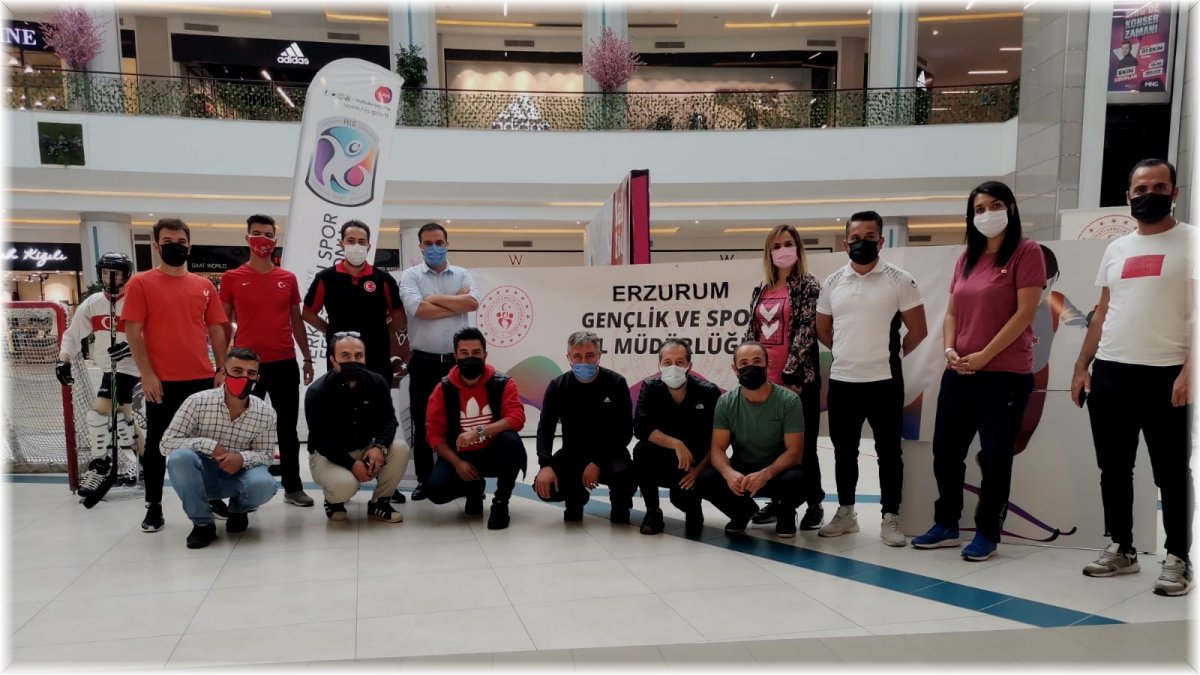 AVM'de buz sporları tanıtıldı