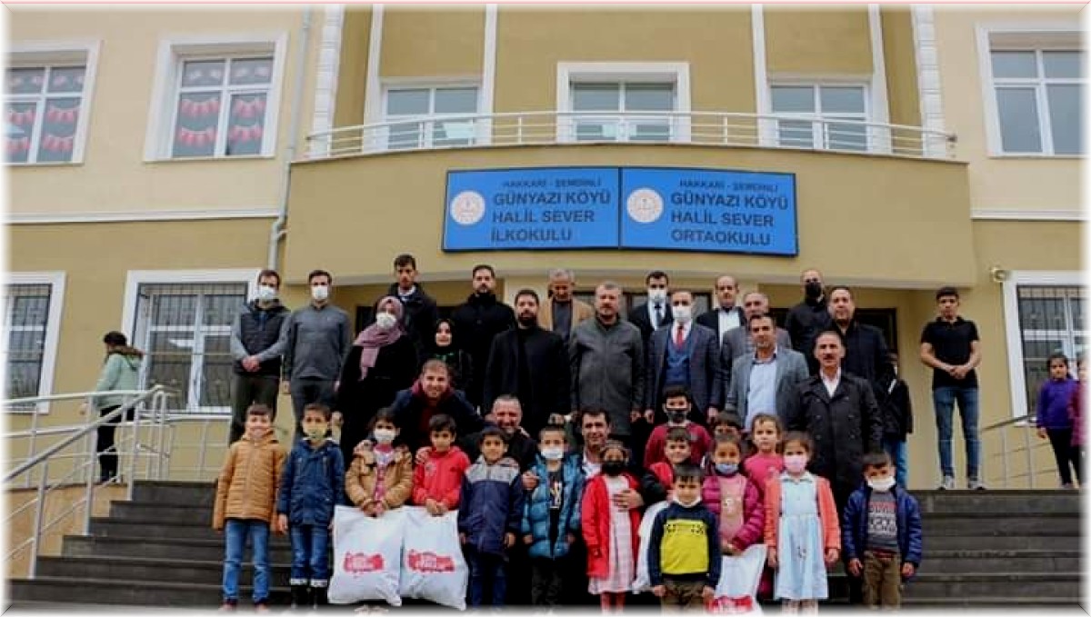 Avrupa'dan sınırdaki çocuklara giyim yardımı