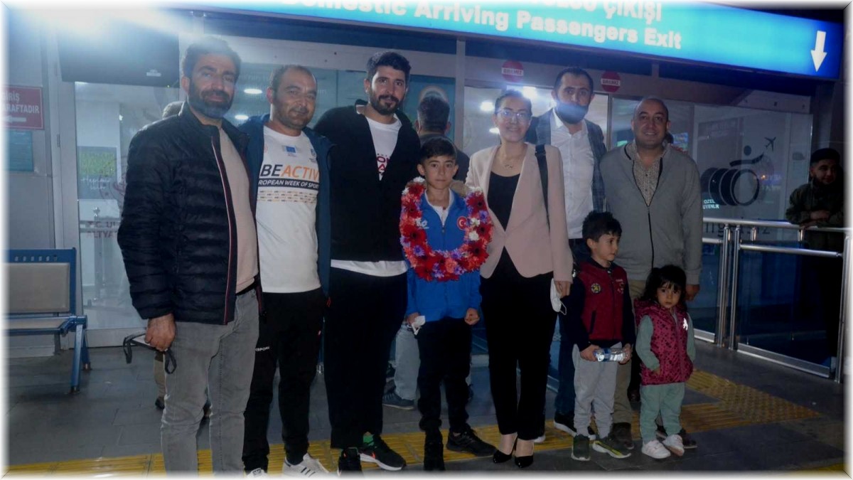 Avrupa ikincisi oldu çiçekle karşılandı