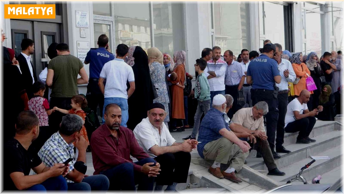 "Avrupa'ya gönderiyorlar" yalanını duyan mülteciler oraya koştu