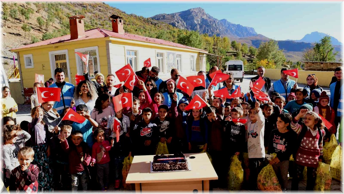 Avusturya Gönüllüleri Derneğinden Çatak'taki öğrencilere giyim yardımı
