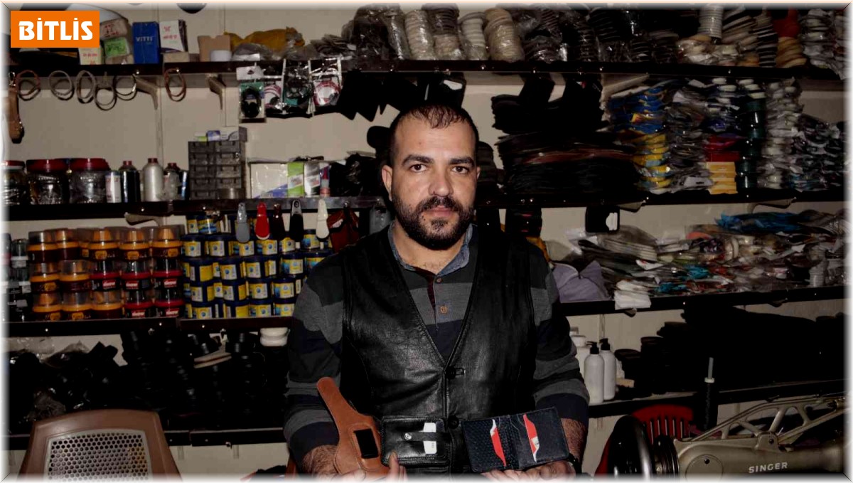 Ayakkabı tamircisinden deriden cüzdan üretimi