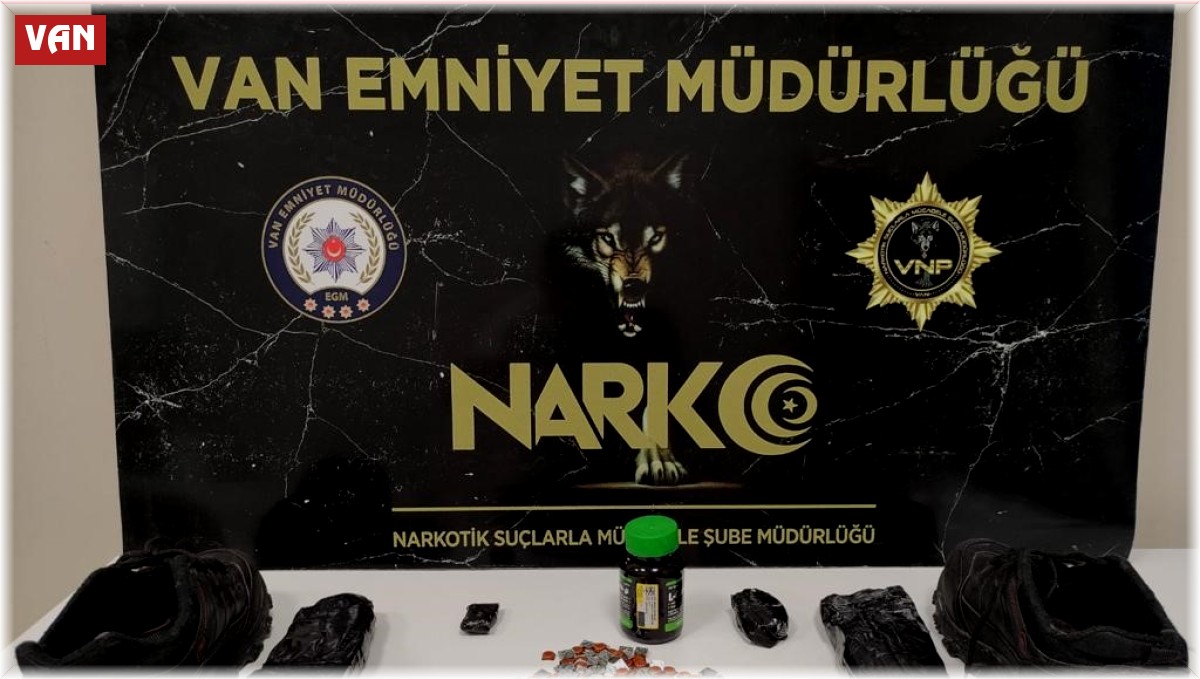 Ayakkabısının altına gizlediği uyuşturucuyla yakalandı