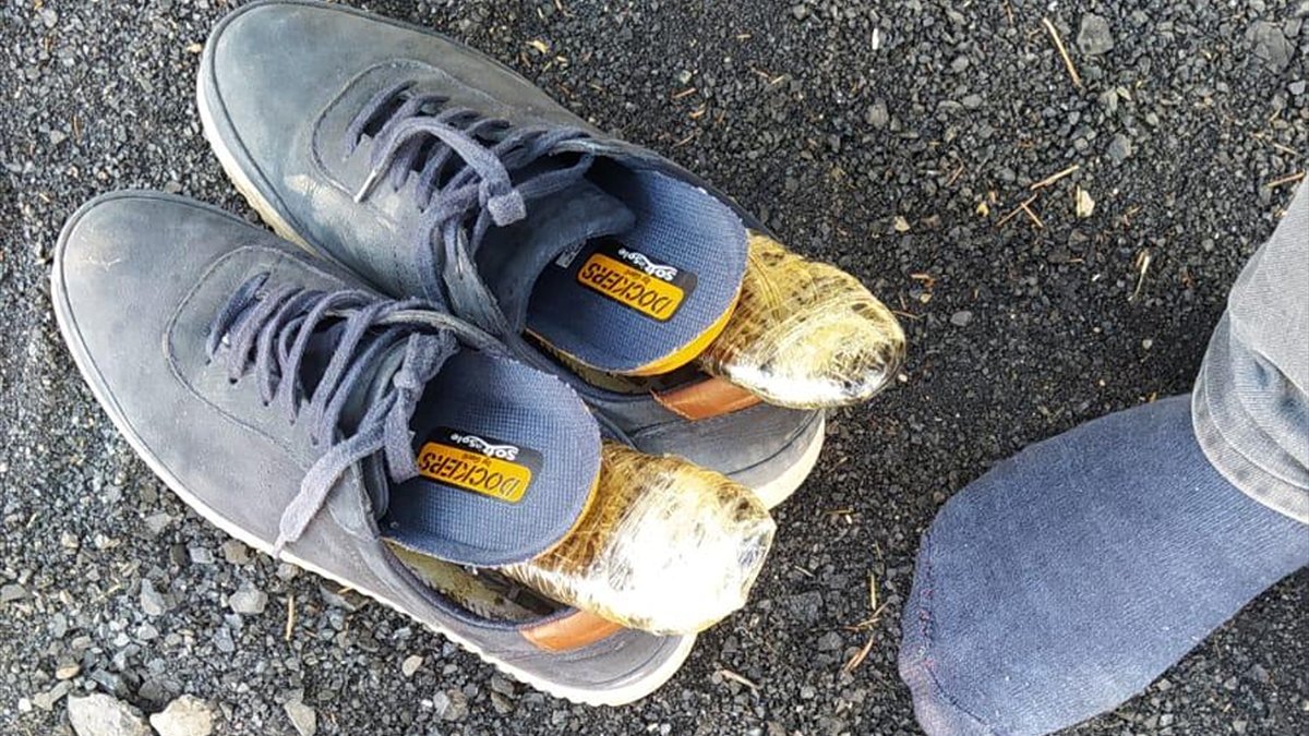 Ayakkabısının tabanına gizlediği esrarla yakalandı