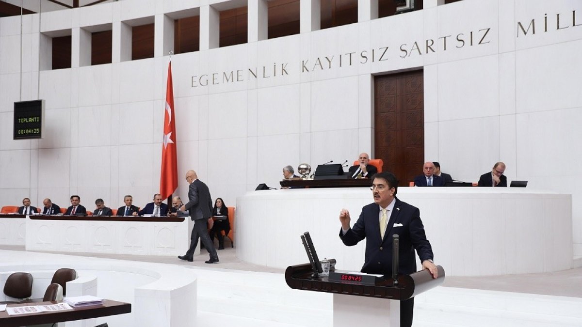 Aydemir: 'Rabbim Milletimizi ebediyen aziz kılsın'