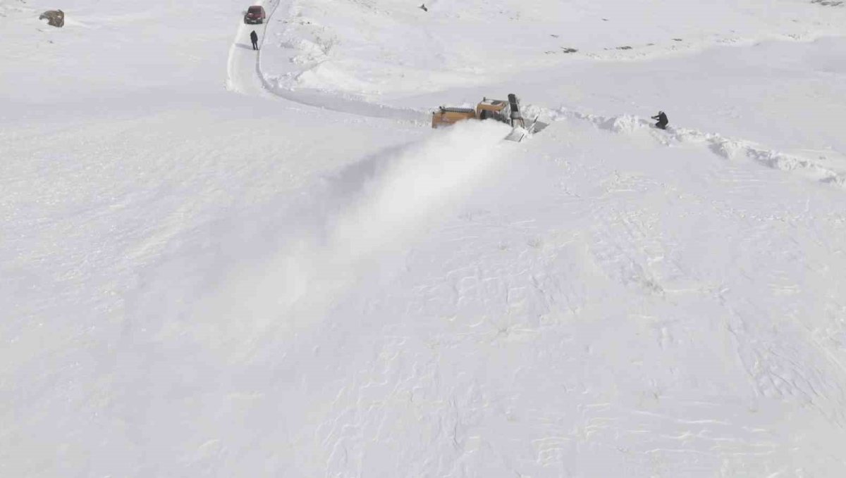 Aydınlar'da kar hayatı felç etti: Valilikten kar savurma makinesi desteği
