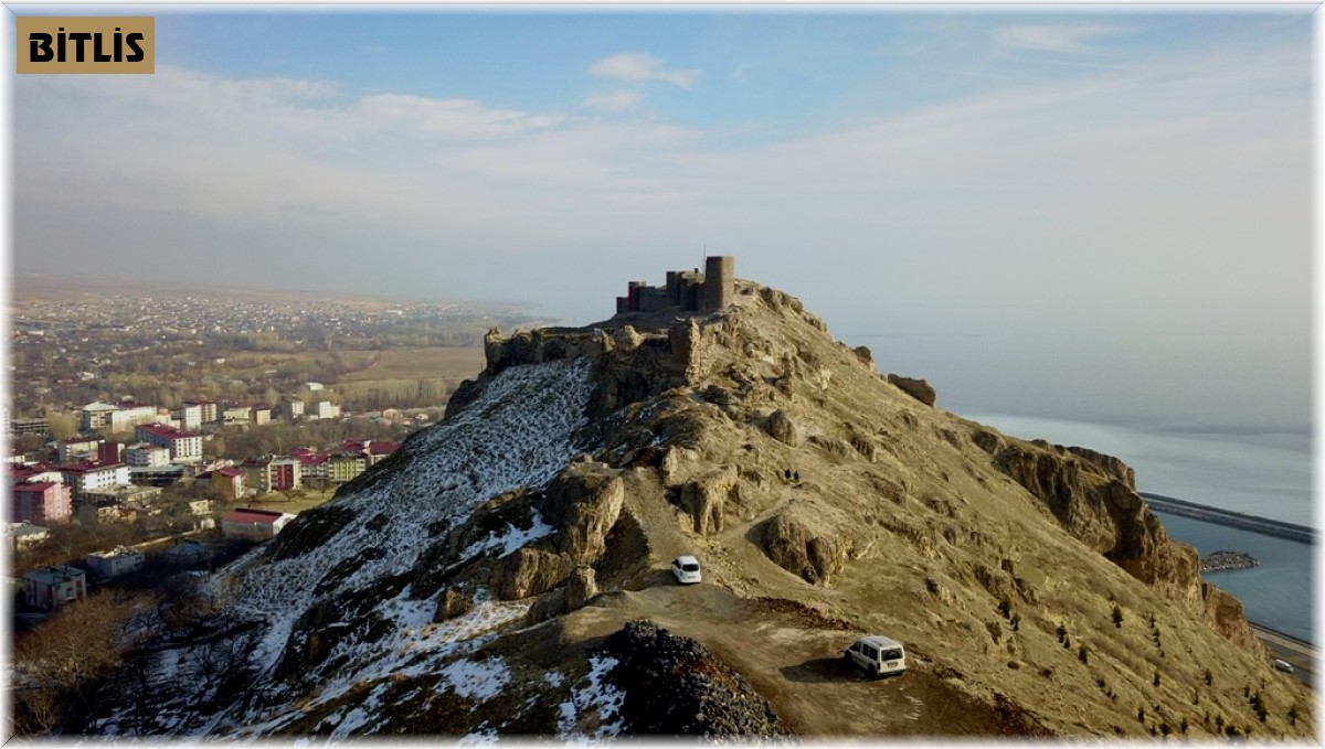 Aydınlatılan Adilcevaz Kalesi'ne görkemli açılış