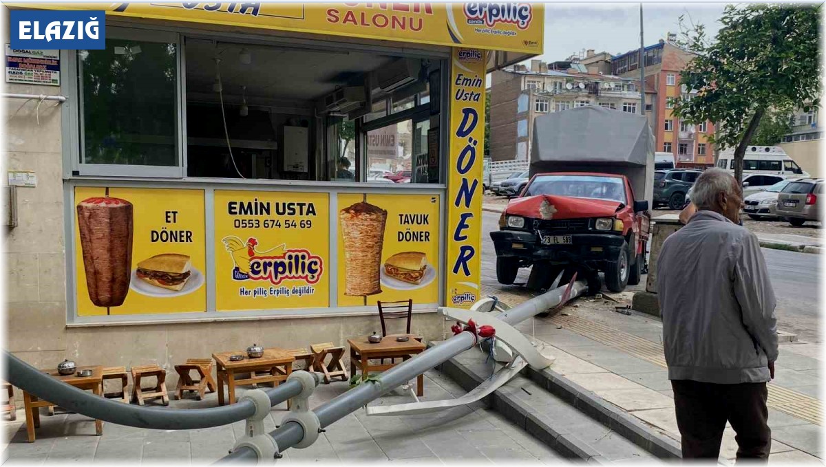 Aydınlatma direği faciayı önledi