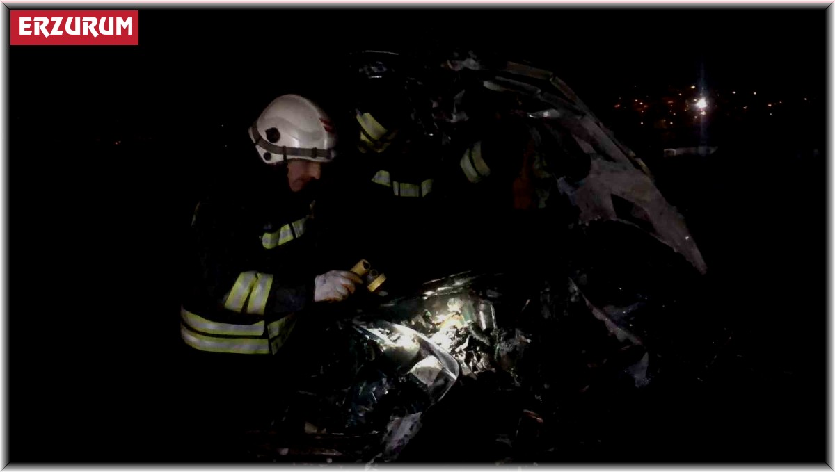 Aydınlatma direğine çarpan otomobil alev aldı: 1 yaralı