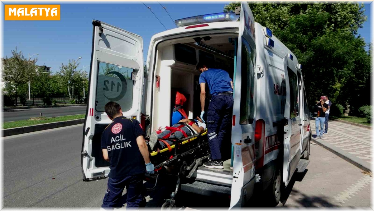 Aydınlatma direğine çarpan otomobil hurdaya döndü