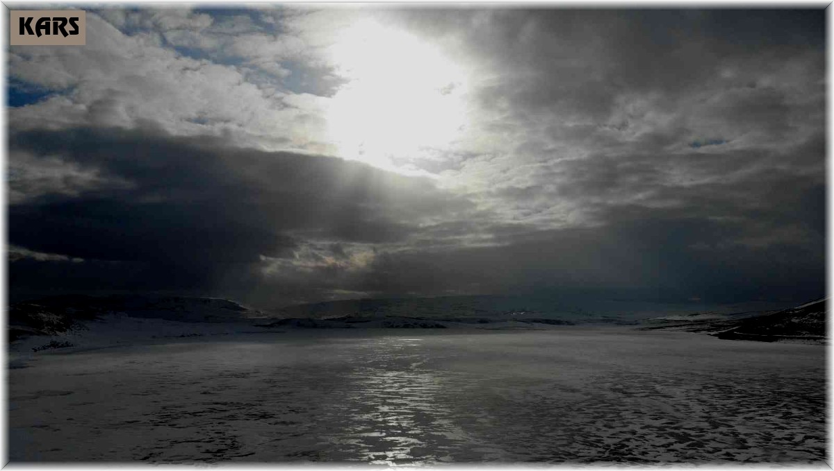 Aygır Gölü'nün buzları çözülüyor