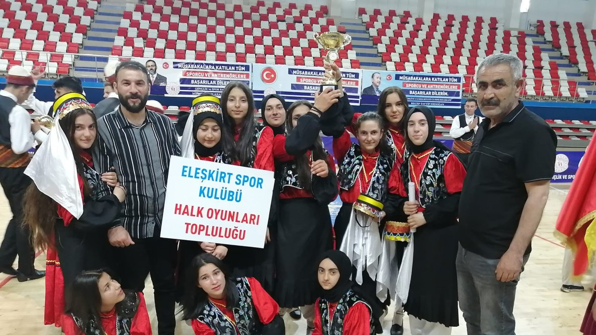 Aylarca hazırlandılar, kupayı kazandılar: Eleşkirt’in halk oyunları ekibi Ağrı şampiyonu oldu